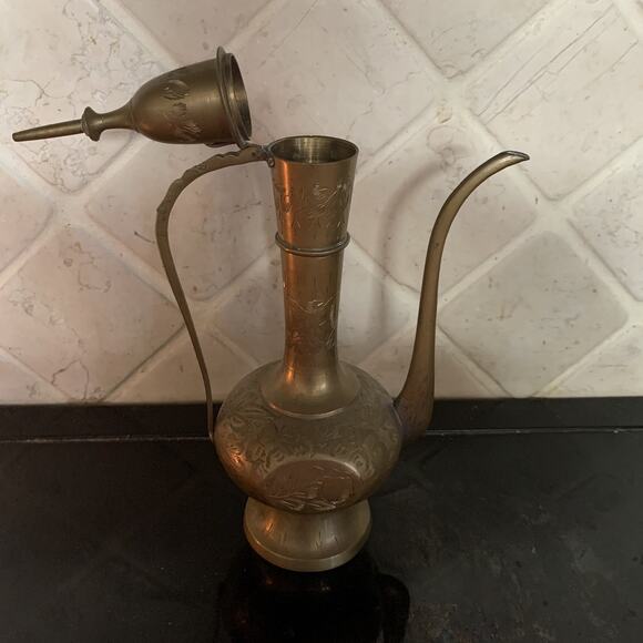 Vintage Etched Brass Aftaba Pitcher Ewer with Hinged Lid / Handle India - Picture 4 of 7